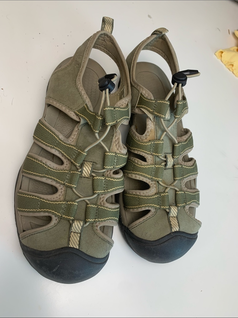 Rugged Outback Mens Closed-Toe Outdoor Sandals in Olive and Tan